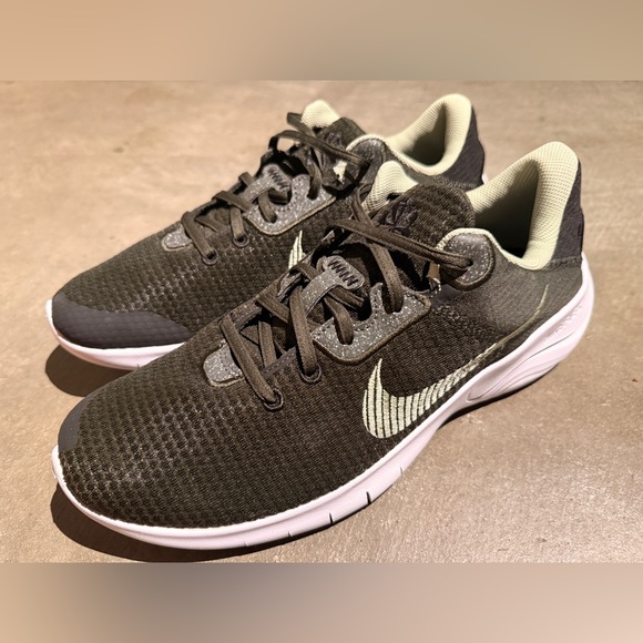Nike Mens Flex Experience Run 11 Training Shoe Dark Green/white 11.5 Gently-Used - Picture 2 of 6